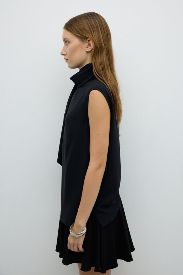 Roman Yakası Fular Detaylı Bluz Siyah