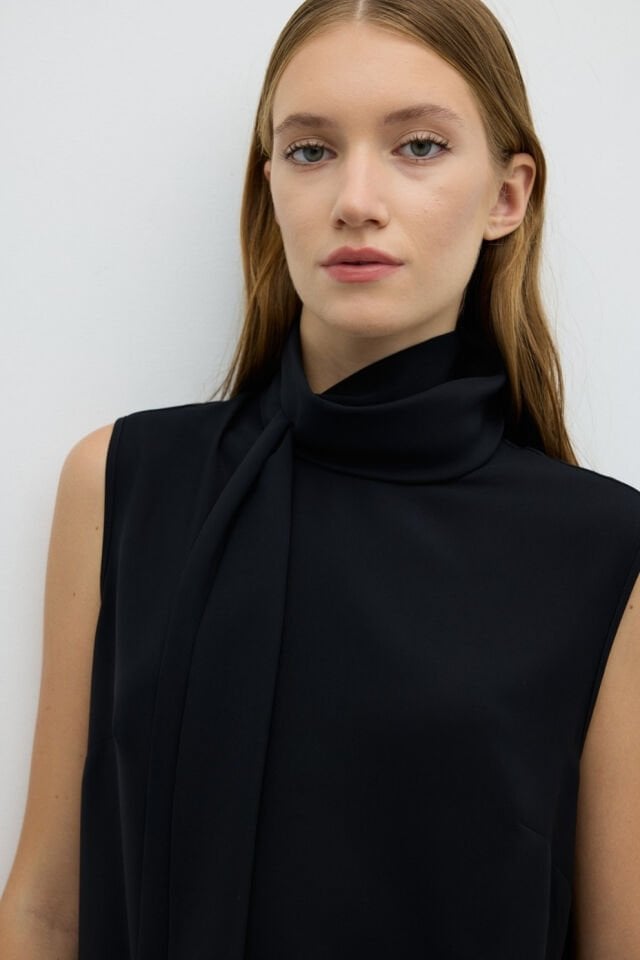 Roman Yakası Fular Detaylı Bluz Siyah