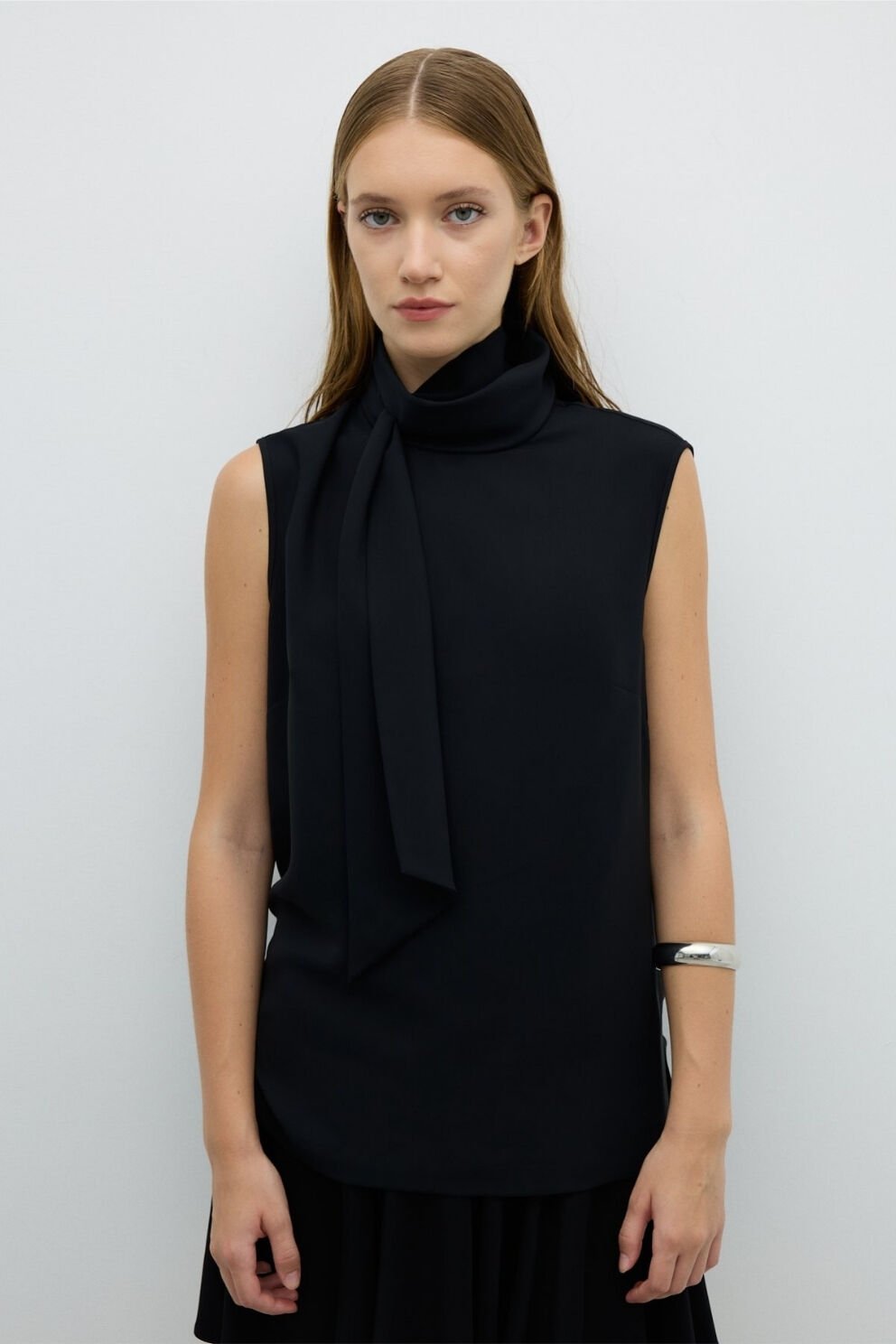 Roman Yakası Fular Detaylı Bluz Siyah