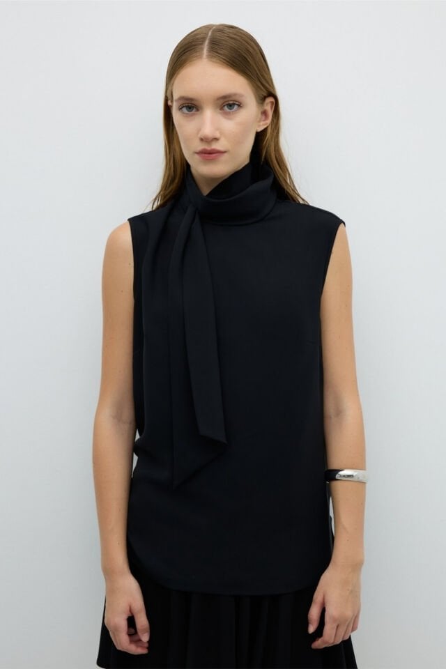 Roman Yakası Fular Detaylı Bluz Siyah