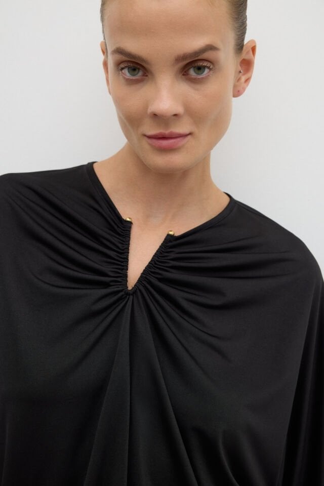 Roman Yakası V Tokalı Beli Lastikli Yarasa Kol Bluz Siyah