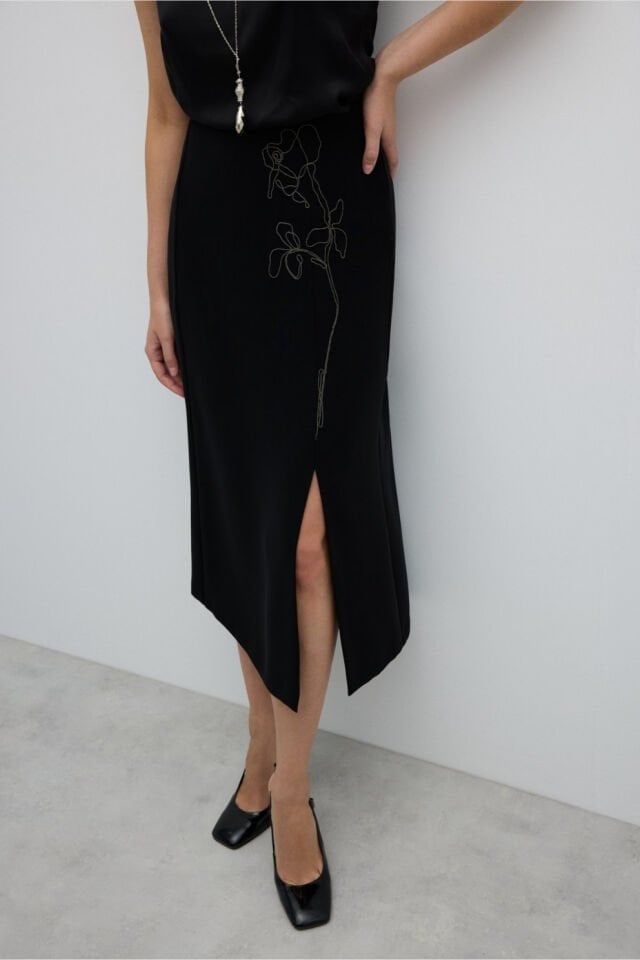 Roman Zincir İşlemeli Yırtmaçlı Midi Boy Etek Siyah