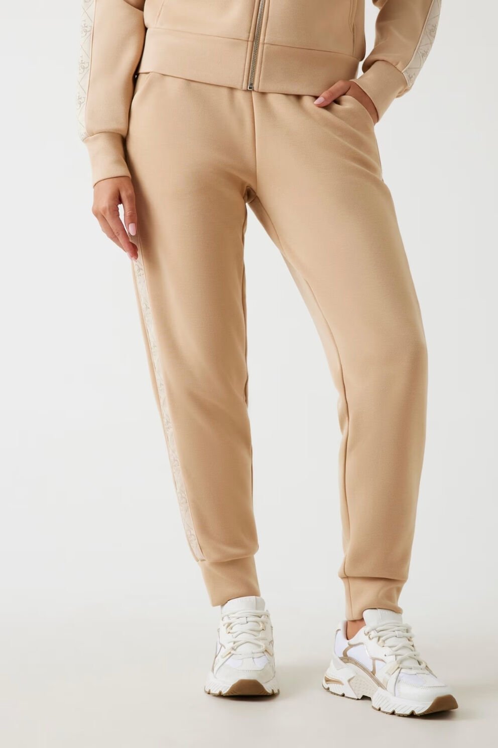 Guess Logo Bantlı Tüplü Koşu Pantolonları Bej