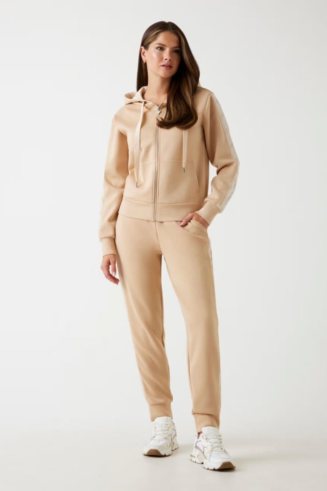 Guess Logo Bantlı Tüplü Koşu Pantolonları Bej