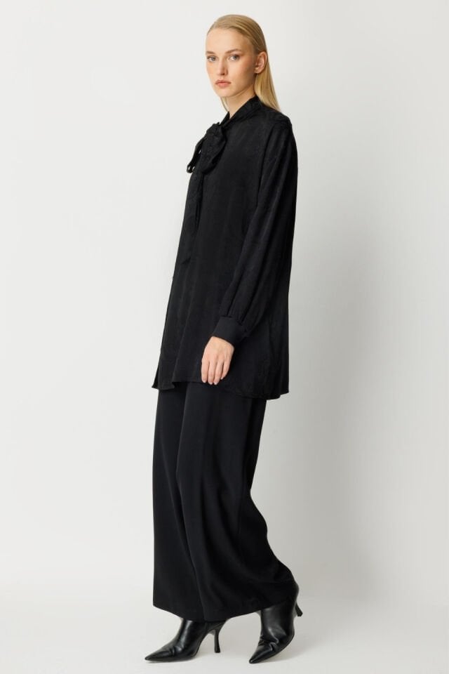 Ghisa Fular Yaka Takım Siyah