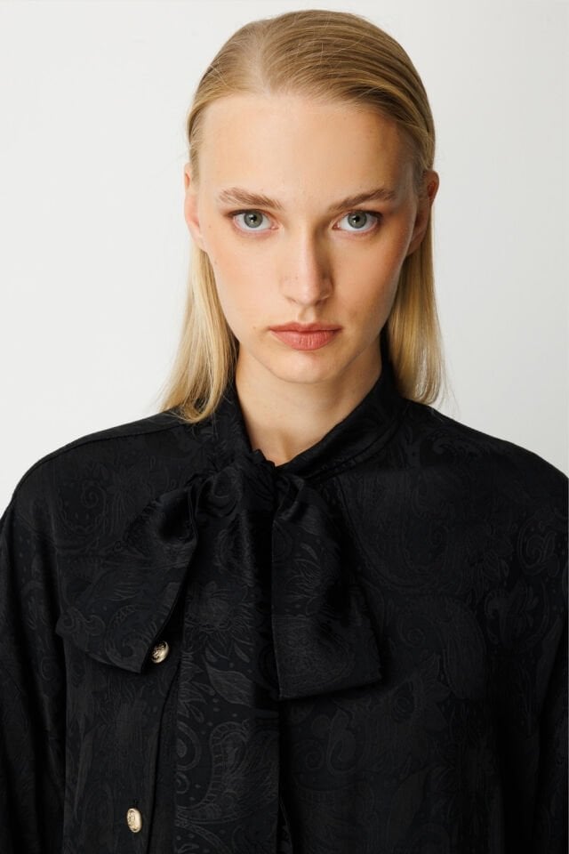 Ghisa Fular Yaka Takım Siyah