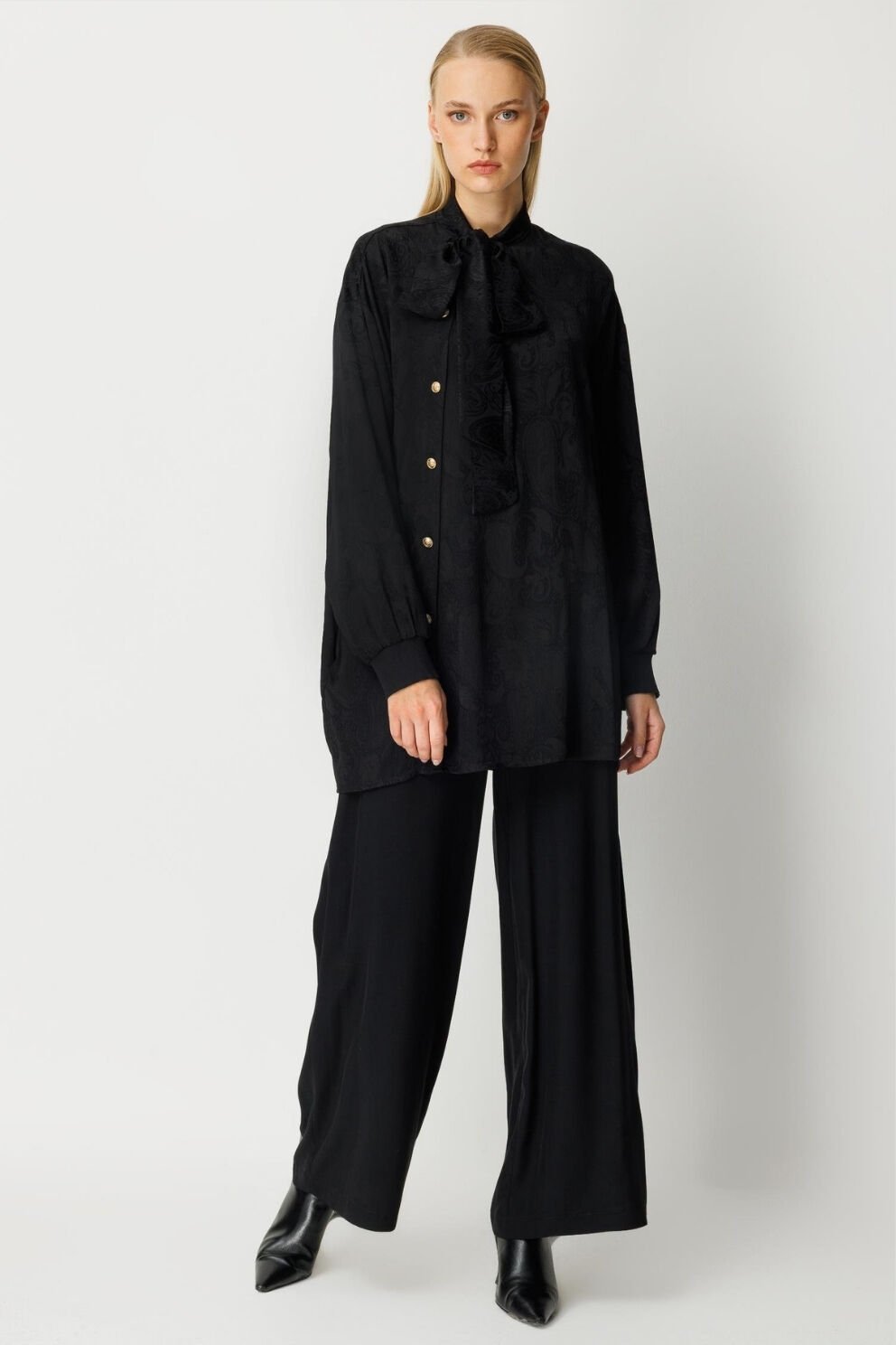 Ghisa Fular Yaka Takım Siyah