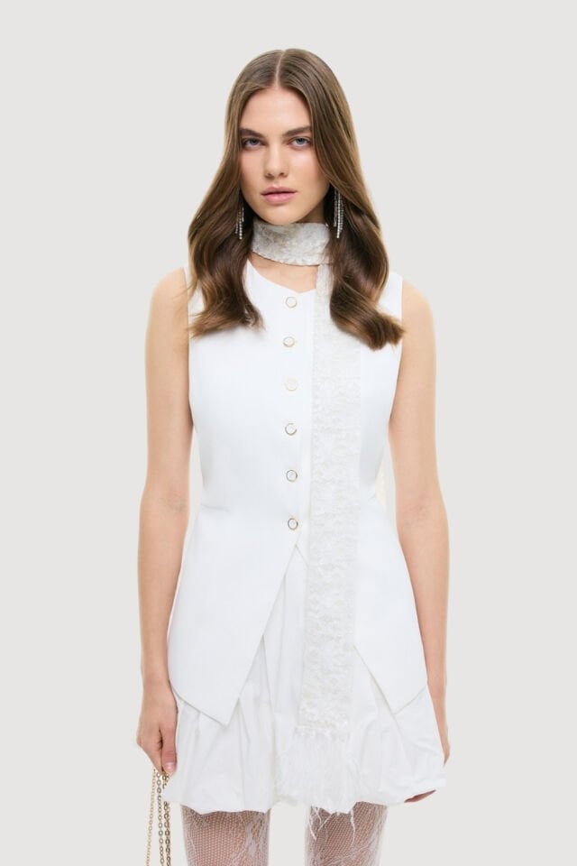 Roman Bele Oturan Toka Detaylı Yelek Beyaz