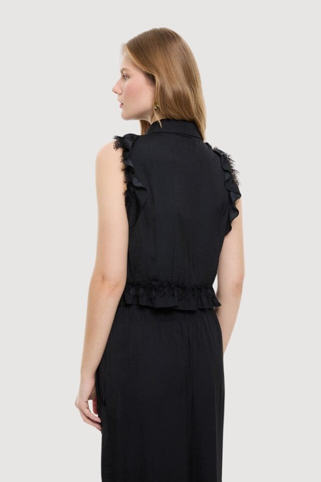 Roman Dantel ve Volan Detaylı Kolsuz Gömlek Siyah