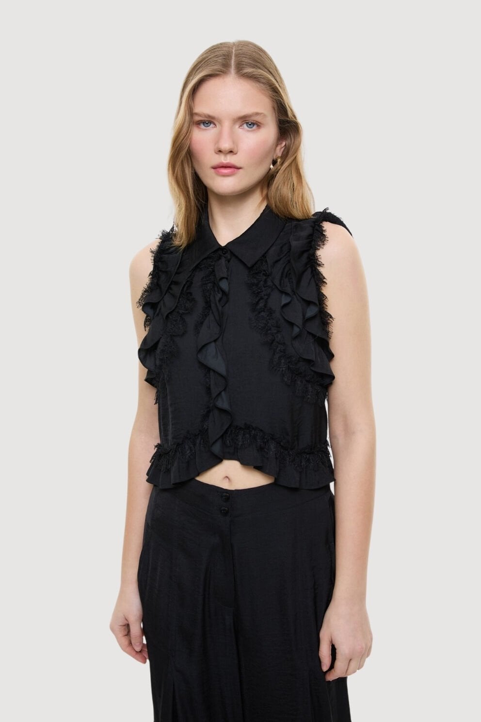 Roman Dantel ve Volan Detaylı Kolsuz Gömlek Siyah