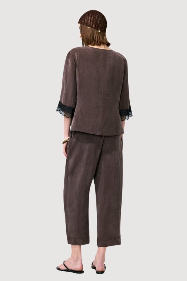 Roman V Yaka Dantel Detaylı Turvakar Kollu Bluz Kahve