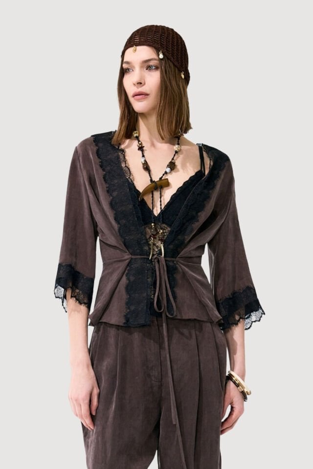 Roman V Yaka Dantel Detaylı Turvakar Kollu Bluz Kahve