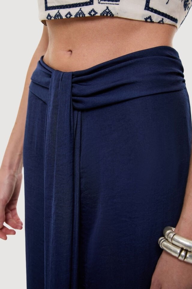 Roman Kruvaze Görünümlü Bağlama Detaylı Geniş Paça Pantolon Lacivert