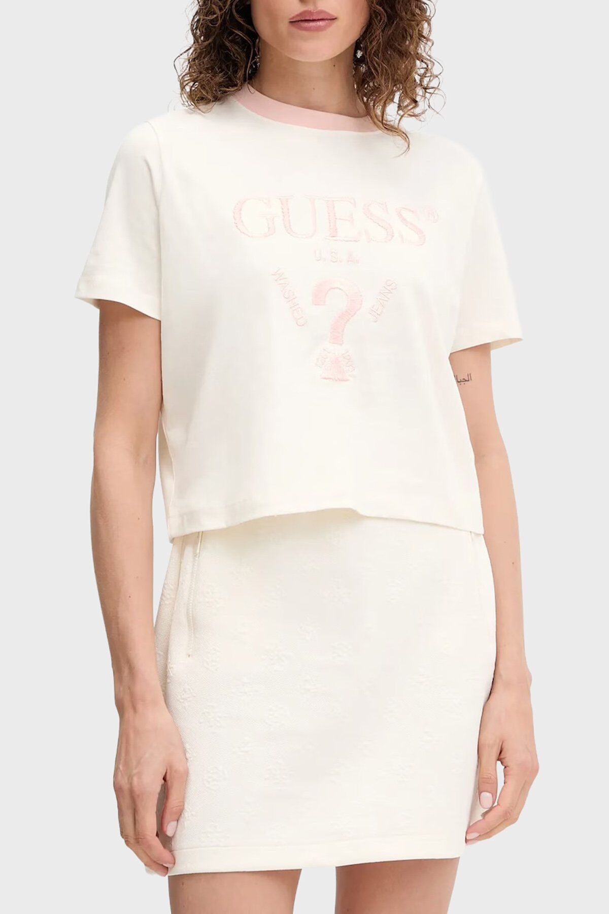 Guess Filanta Logo Nakışlı Pamuklu Boxy Fit Bisiklet Yaka Bayan Crop