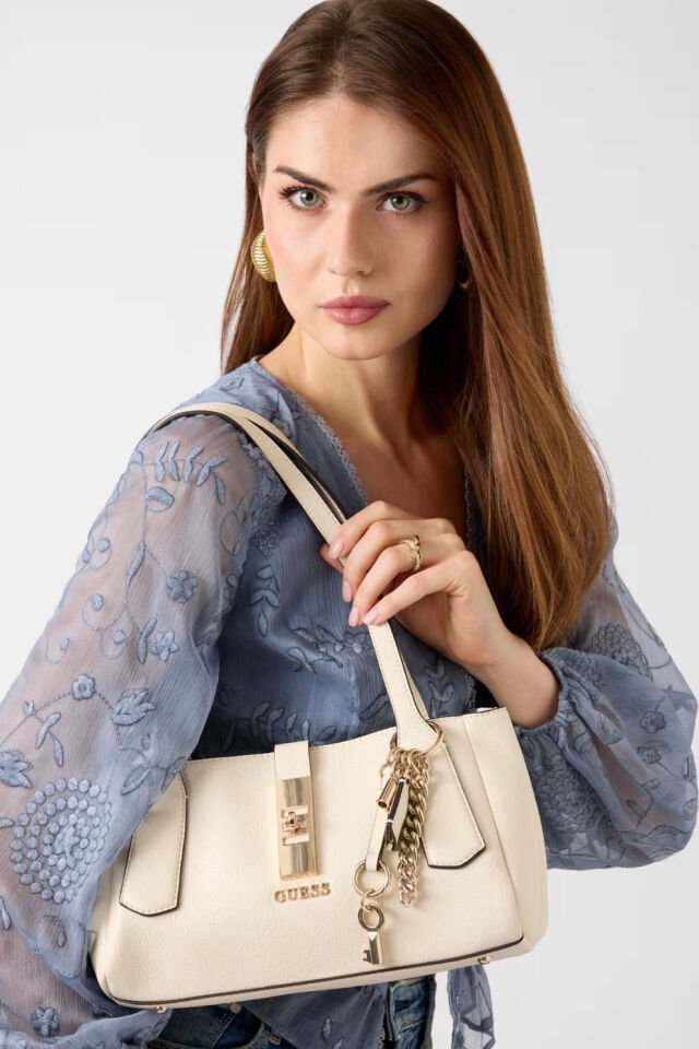 Guess Brooke Charm Omuz Çantası Krem