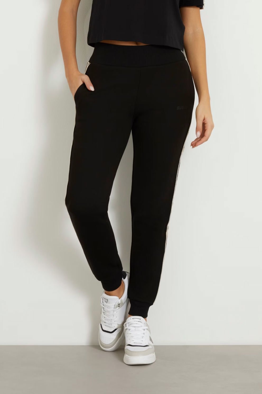 Guess Yanı Logolu Jogger Pantolon Siyah